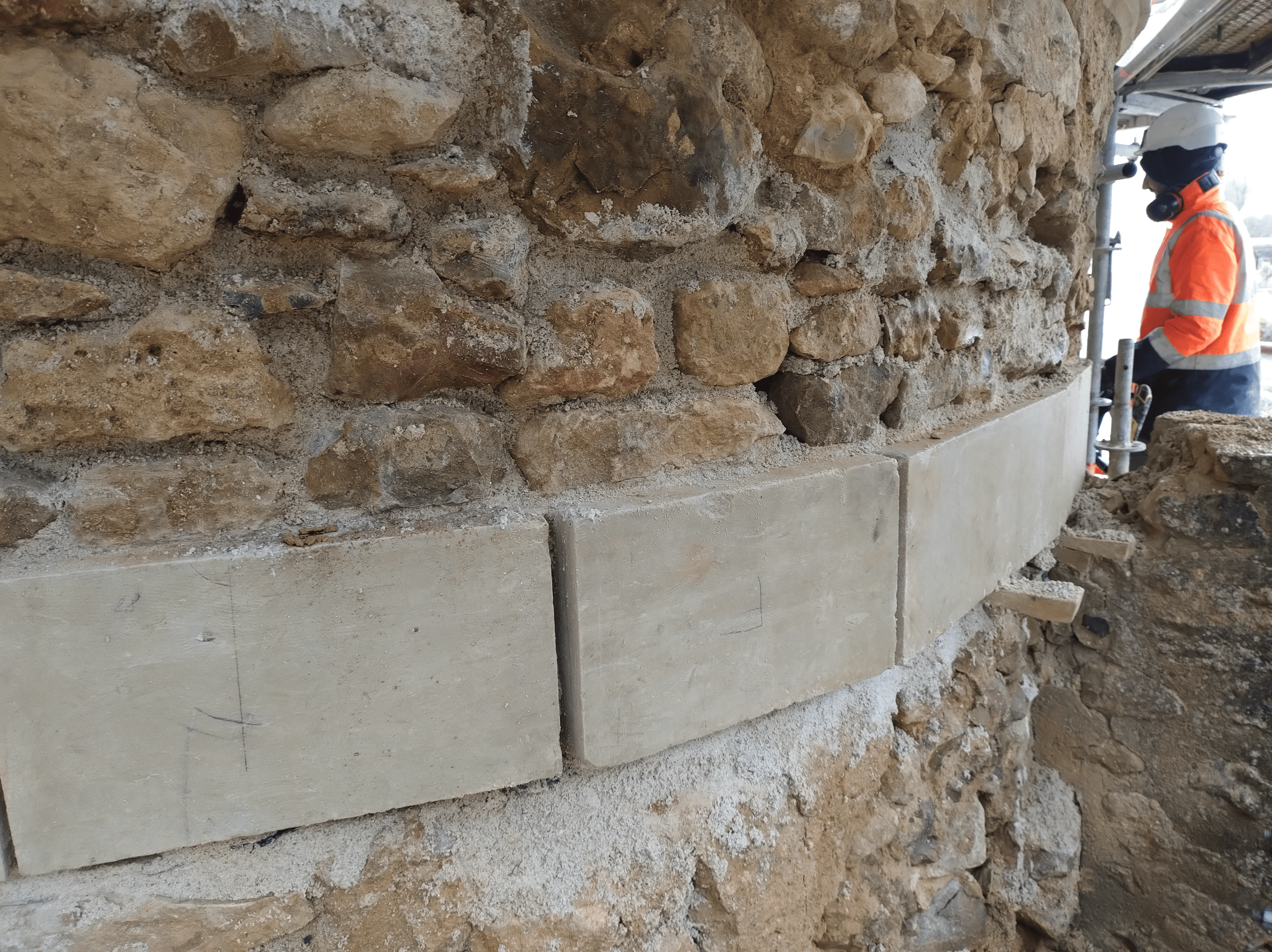 Reprise des moellons et bandeau – tour Est